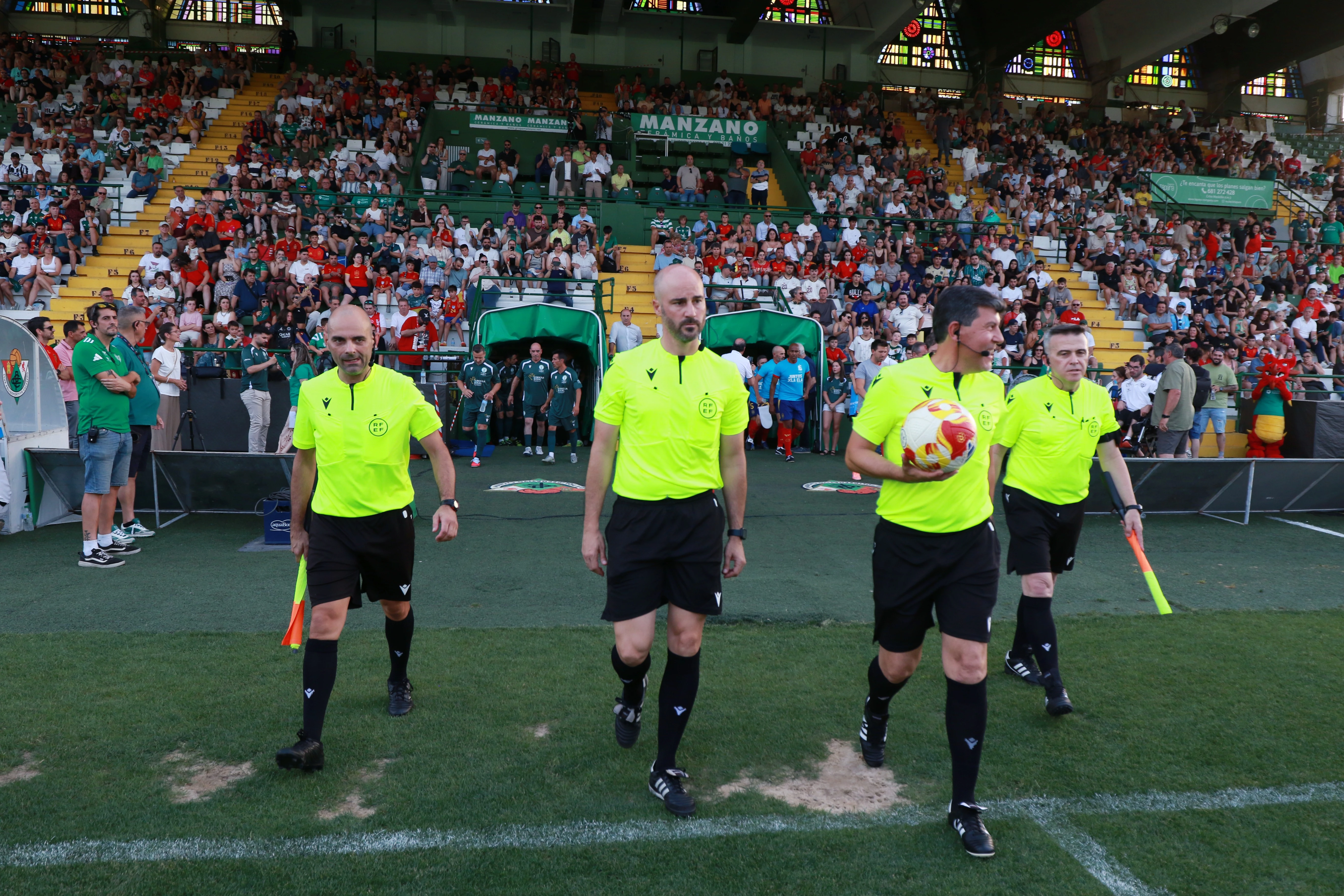 Leyendas, deporte y solidaridad: así se vivió el partido por la ELA en Cáceres