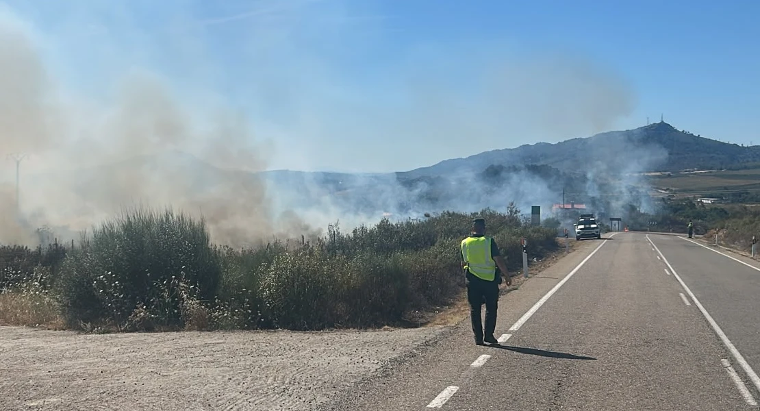 El incendio en la A-66 se reactiva y afecta a la circulación de dos trenes