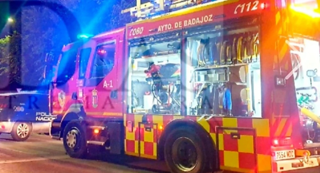 Un nuevo punto limpio arde de madrugada en las calles de Badajoz