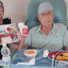 Los pacientes ingresados en Badajoz reciben una sorpresa de la DO Cereza del Jerte