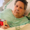 Los pacientes ingresados en Badajoz reciben una sorpresa de la DO Cereza del Jerte
