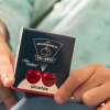 Los pacientes ingresados en Badajoz reciben una sorpresa de la DO Cereza del Jerte