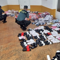 La Guardia Civil interviene casi 1.200 productos falsificados en el mercadillo de Aceuchal