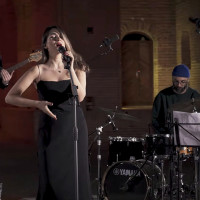 Irán condena a 74 latigazos a una cantante por cantar sin velo