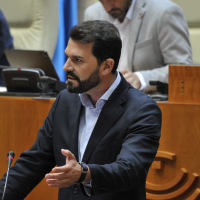 El PSOE ofrece apoyar los presupuestos de Extremadura a cambio de romper con Vox