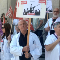 CCOO se concentra para exigir la reclasificación del personal del SNS
