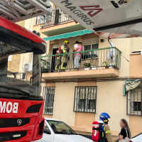 Una niña queda atrapada en un balcón durante un incendio en una vivienda de Cáceres