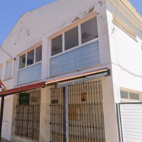 Padres de alumnos denuncian una medida que podría acabar con el colegio de Entrín Bajo
