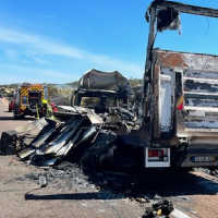 Los bomberos de la Diputación de Cáceres sofocan el incendio del camión en la A-5