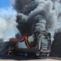 El incendio de un camión cargado de neumáticos obliga a cortar la A-5 a su paso por Extremadura