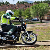 La Escuela de Tráfico de la Guardia Civil tiñe de amarillo y verde las provincias de Badajoz y Cáceres