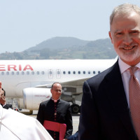 Un problema en el avión del Papa frena su salida de España y vuelve al aeropuerto