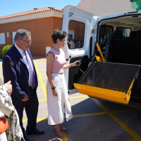 Un nuevo vehículo adaptado refuerza la movilidad de las personas con discapacidad en Almendralejo