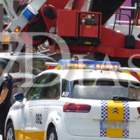 El desprendimiento de una cornisa hace actuar a los bomberos en San Roque