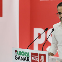 El PSOE exige a Guardiola que aclare si comparte la "deriva de Vox" al denunciar al delegado del Gobierno