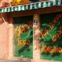 La panadería vinculada a la muerte de David Salazar aparece llena de pintadas