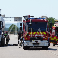 Un camión vierte una gran cantidad de gasóleo tras romperse su depósito en Badajoz
