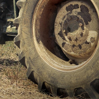Grave accidente en Extremadura: herido con las cuchillas de su tractor tras incendiarse