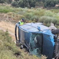 Un vehículo vuelca entre Plasencia y Malpartida de Plasencia