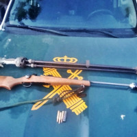 Sorprendido cazando con un rifle silenciado en una finca extremeña