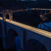 Ya puede utilizarse la nueva pasarela peatonal junto al puente romano de Alcántara