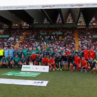 Leyendas, deporte y solidaridad: así se vivió el partido por la ELA en Cáceres