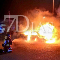 Queman una fachada de una vivienda y un turismo en Badajoz esta madrugada
