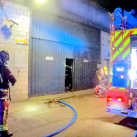 Sale ardiendo una nave en el Polígono El Nevero (BA)
