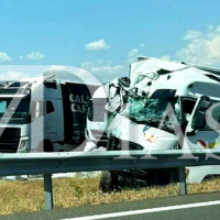 Una colisión entre dos camiones obliga a cortar la A-66 a la altura de Plasencia