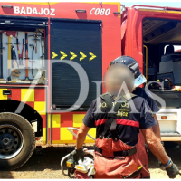 Un incendio calcina una nave agrícola y dos coches en la provincia de Badajoz