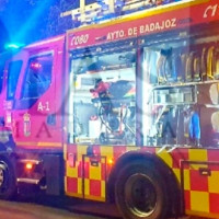 Un nuevo punto limpio arde de madrugada en las calles de Badajoz