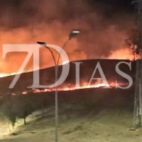 Un incendio en Badajoz llega a escasos metros de las viviendas