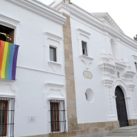 La Asamblea despliega la bandera LGTBI en su fachada con motivo del Día Internacional del Orgullo