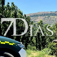 Vuelca un coche y huye de la Guardia Civil en el Valle del Jerte