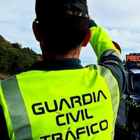 Un aparatoso accidente de tráfico deja dos heridos en la EX-118