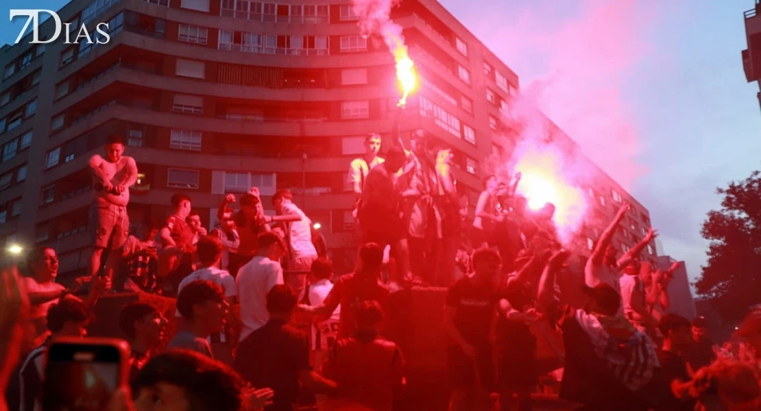 El CD Badajoz celebra el ascenso con sus aficionados