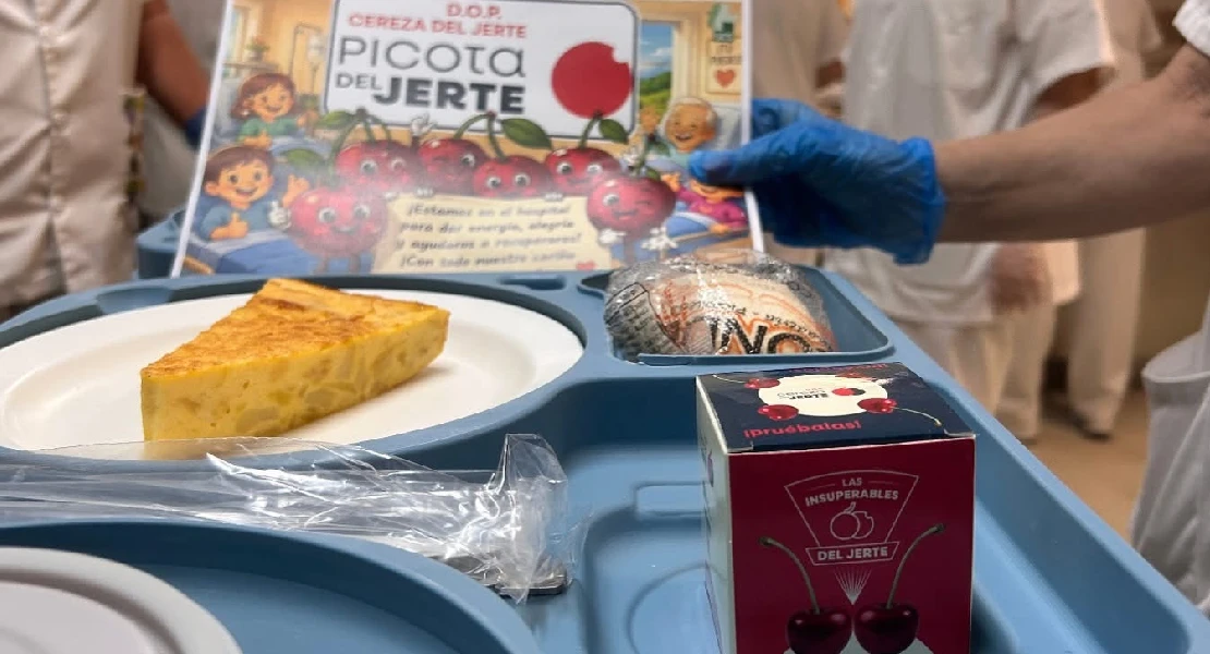Los pacientes ingresados en Badajoz reciben una sorpresa de la DO Cereza del Jerte