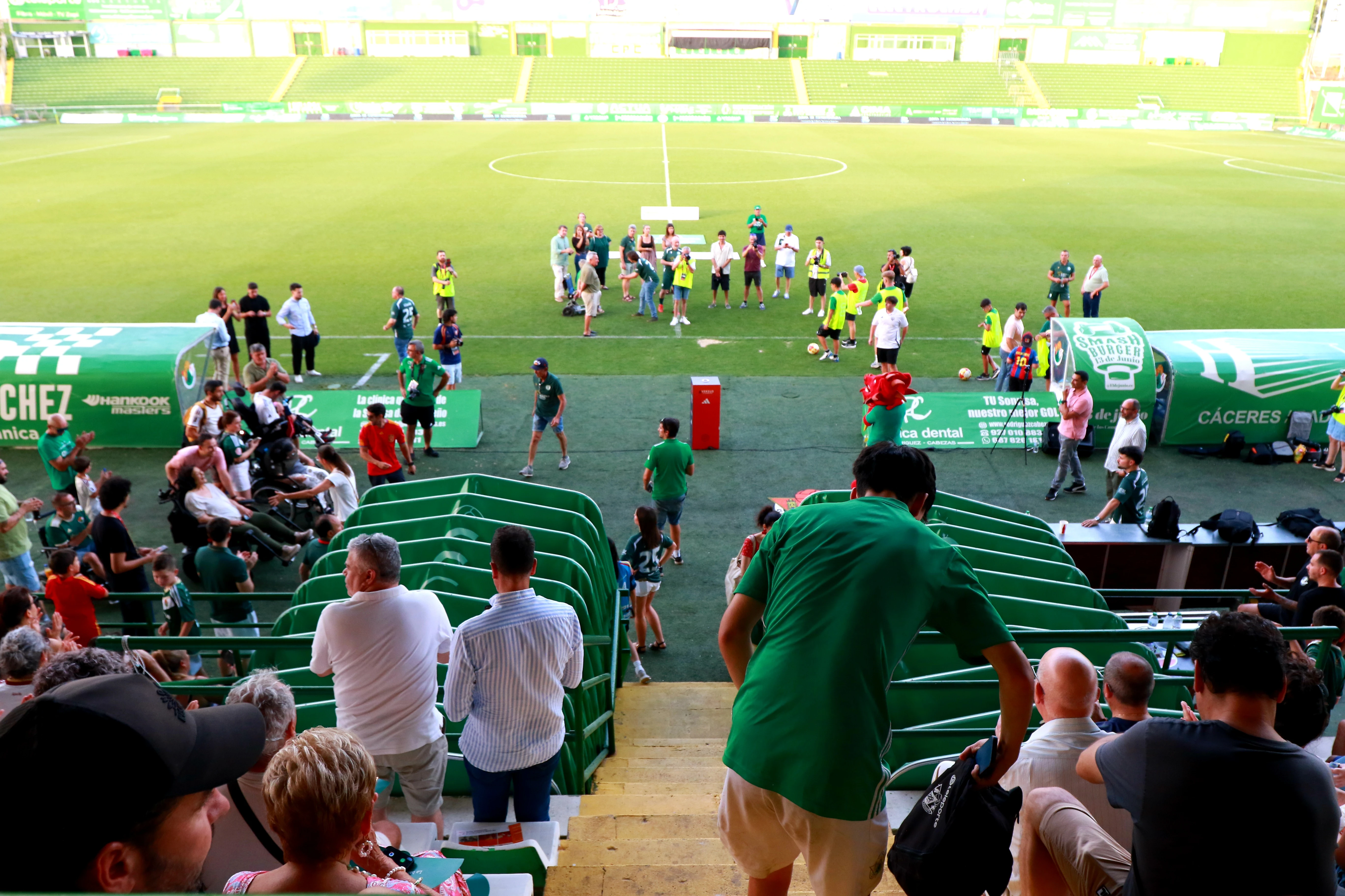 Leyendas, deporte y solidaridad: así se vivió el partido por la ELA en Cáceres