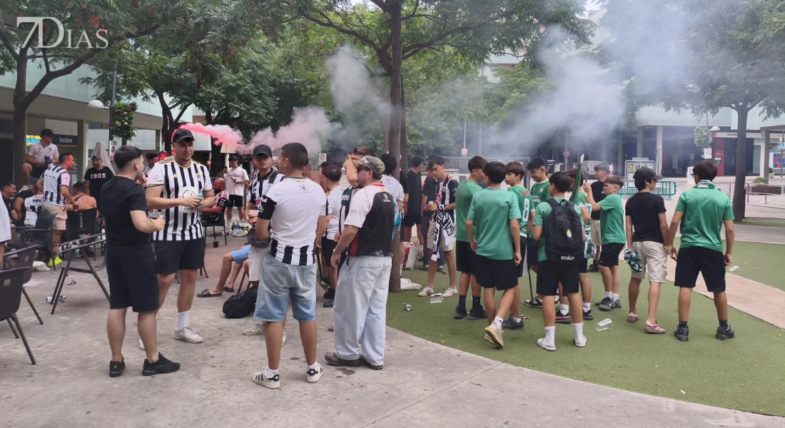 Ambientazo en las calles de Zaragoza para apoyar al CD Badajoz en la final por el ascenso