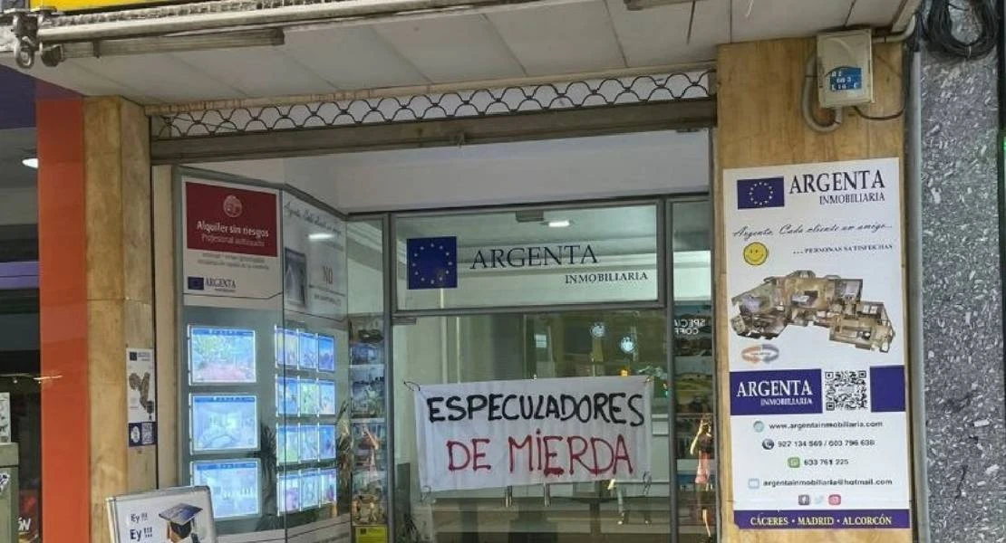 Stop Alquileres Abusivos Cáceres coloca pancartas contra el papel de las inmobiliarias