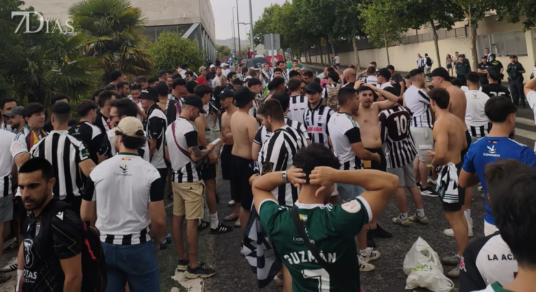 Ambientazo en las calles de Zaragoza para apoyar al CD Badajoz en la final por el ascenso