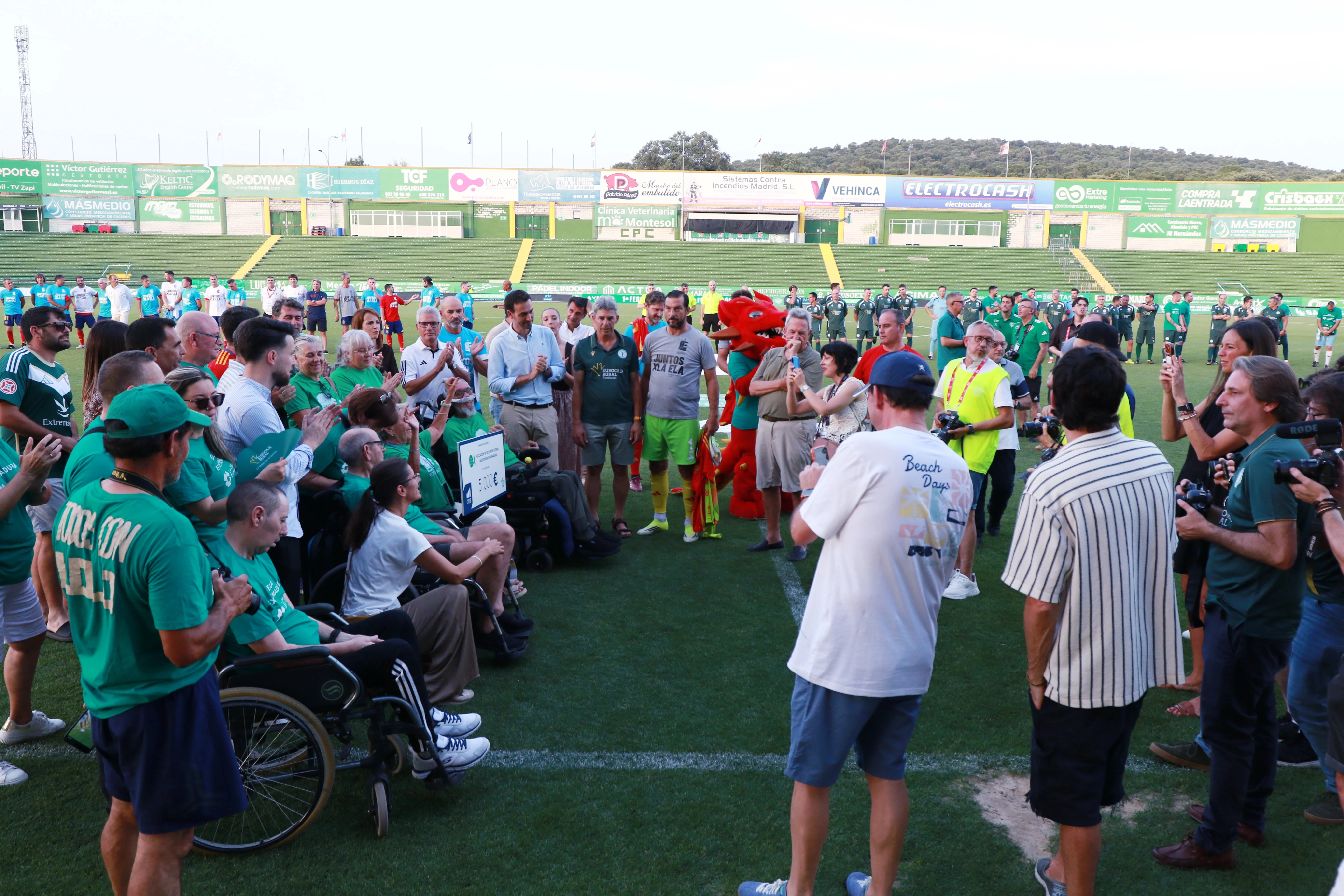 Leyendas, deporte y solidaridad: así se vivió el partido por la ELA en Cáceres