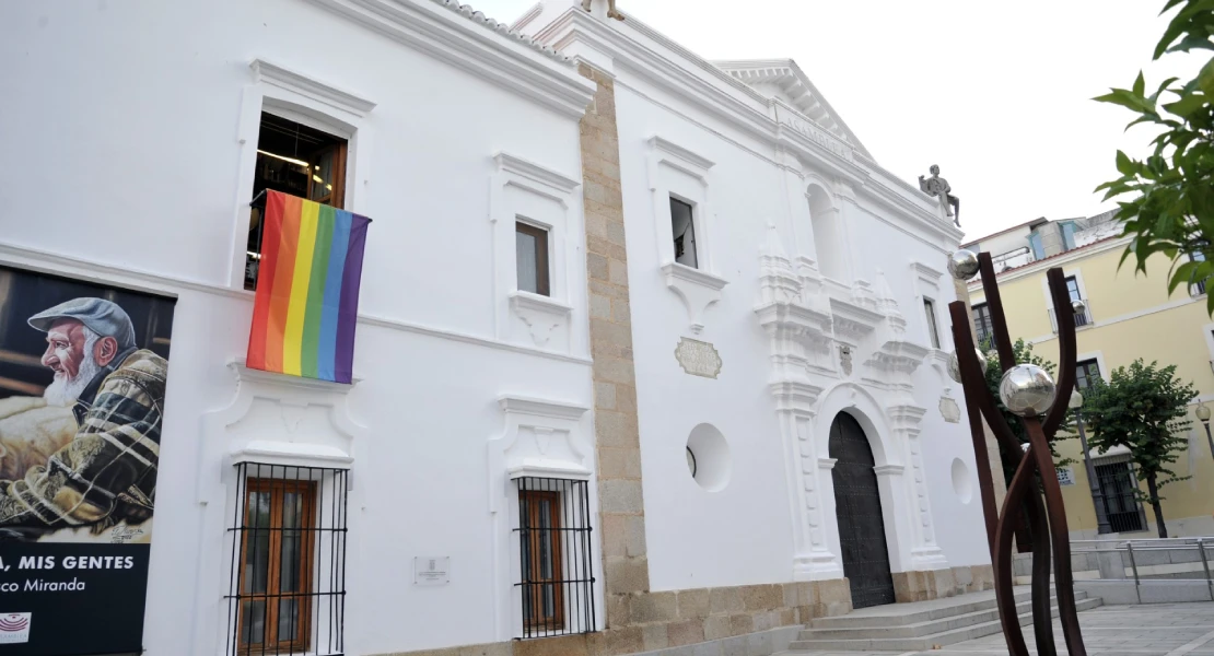 La Asamblea despliega la bandera LGTBI en su fachada con motivo del Día Internacional del Orgullo