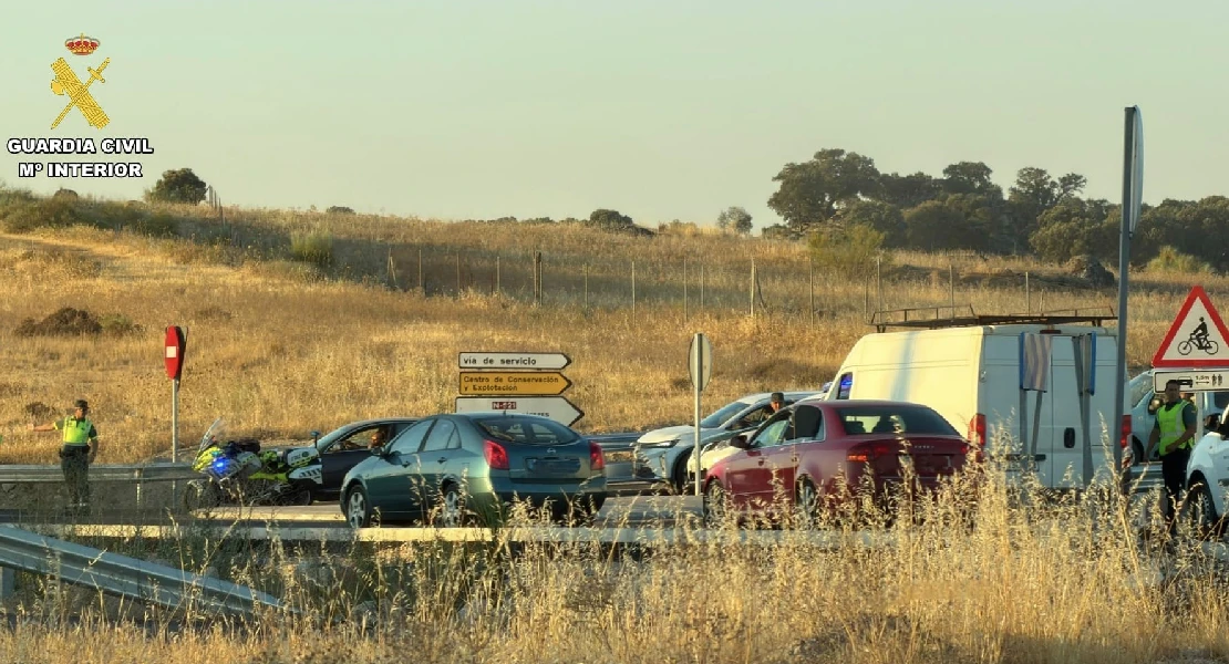 Corte de circulación en la carretera N-521 tras una colisión frontal