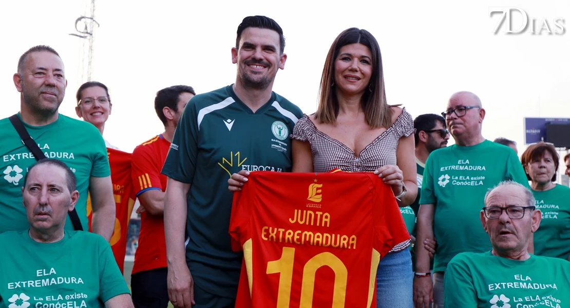 Leyendas, deporte y solidaridad: así se vivió el partido por la ELA en Cáceres
