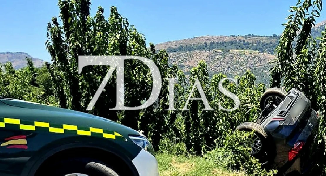 Vuelca un coche y huye de la Guardia Civil en el Valle del Jerte