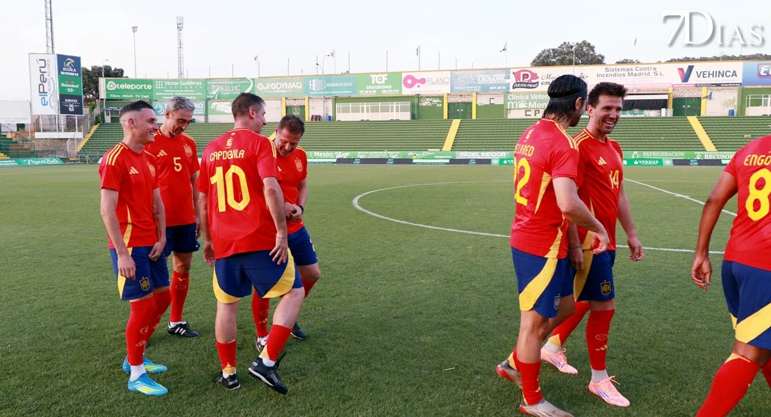 Leyendas, deporte y solidaridad: así se vivió el partido por la ELA en Cáceres