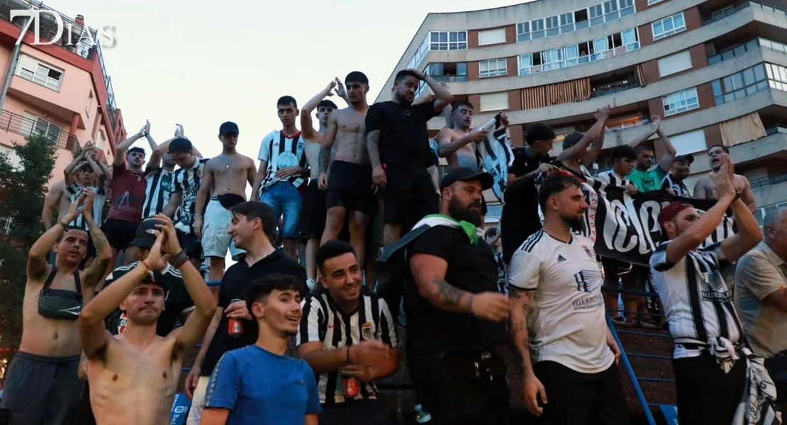 El CD Badajoz celebra el ascenso con sus aficionados