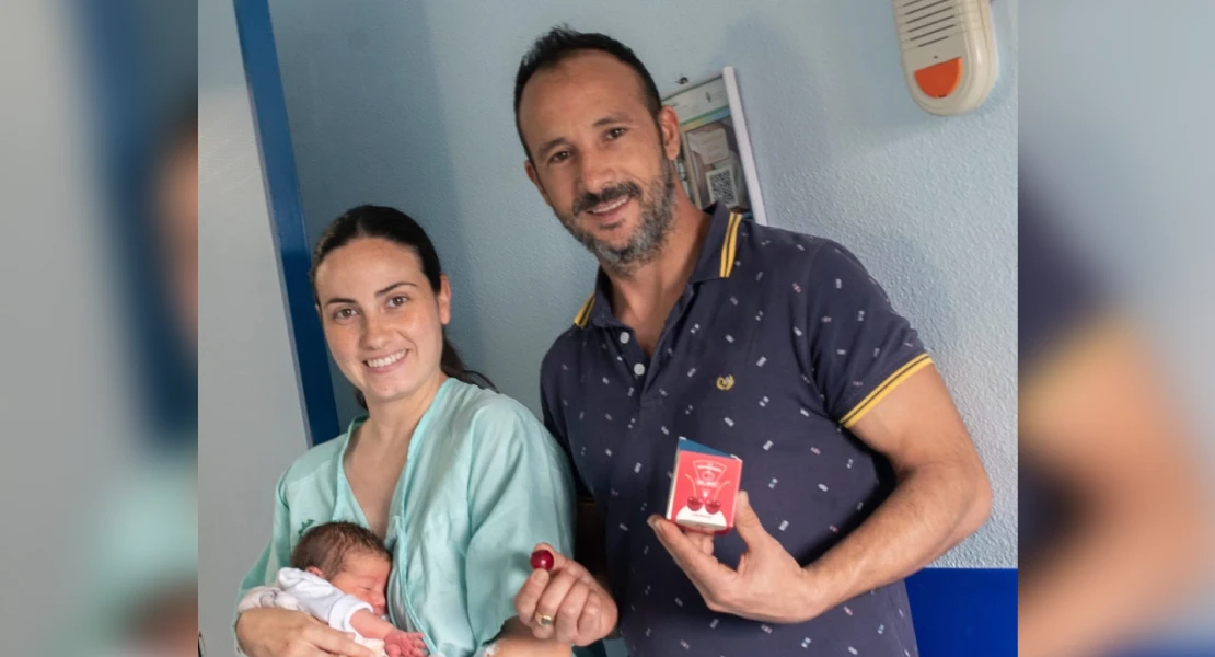Los pacientes ingresados en Badajoz reciben una sorpresa de la DO Cereza del Jerte