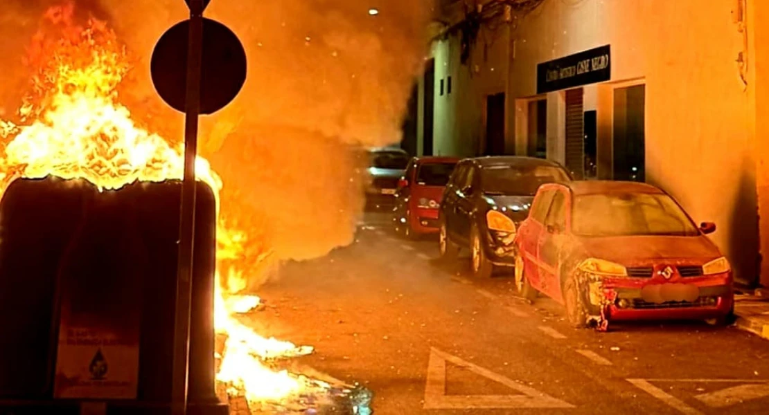 Madrugada caótica en Badajoz: el fuego arrasa contenedores, coches y una fachada